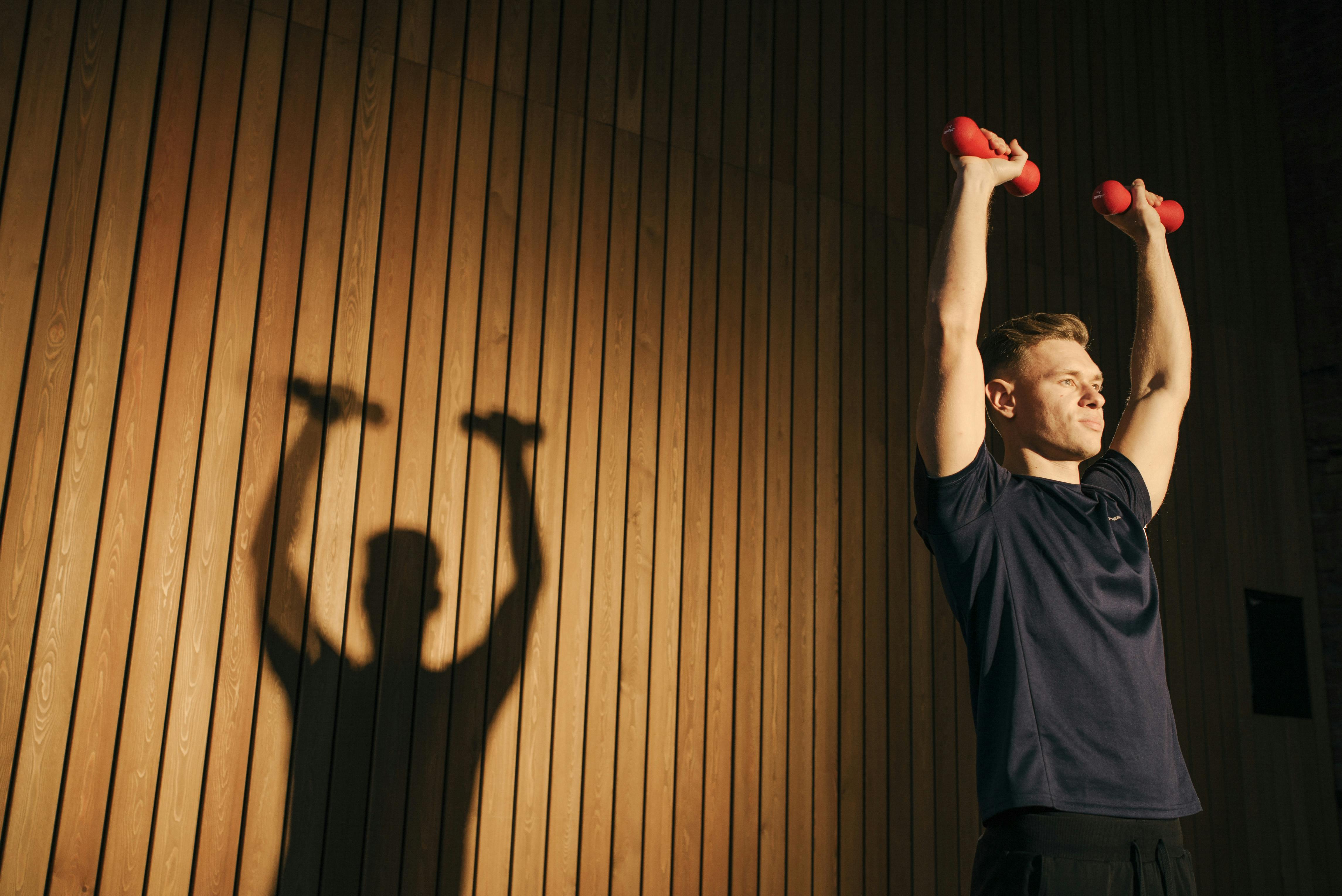 Wie man zu Hause Schultermuskeln baut (mit nur Hanteln)