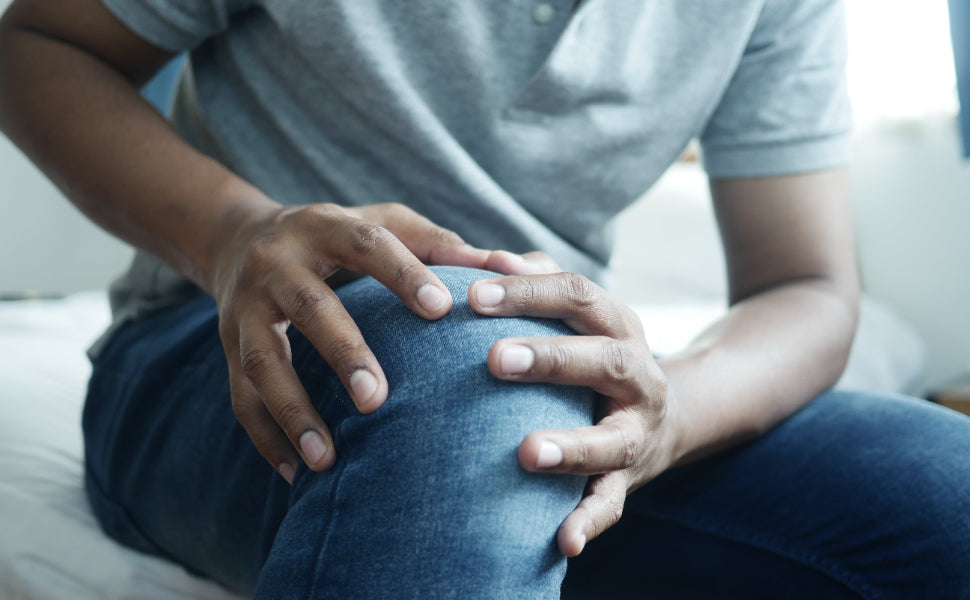 what causes fluid in the knee